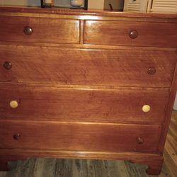 5 Drawer Dresser, Solid Wood Maple Vintage