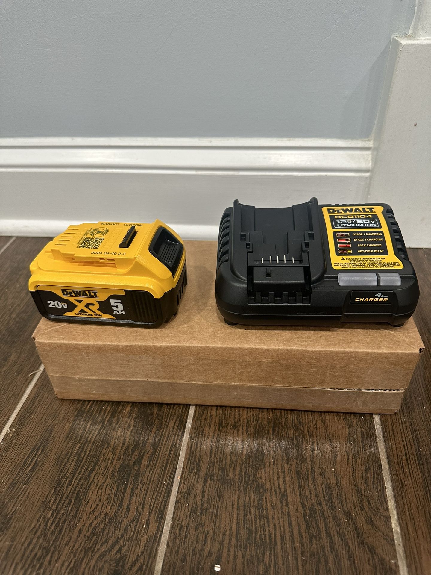 Dewalt Battery 20V 5.0 Ah & Charger 4 Amp
