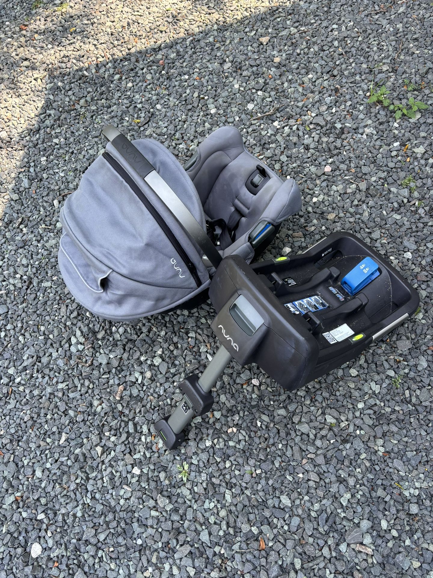 Nuna PIPA infant car seat with base 