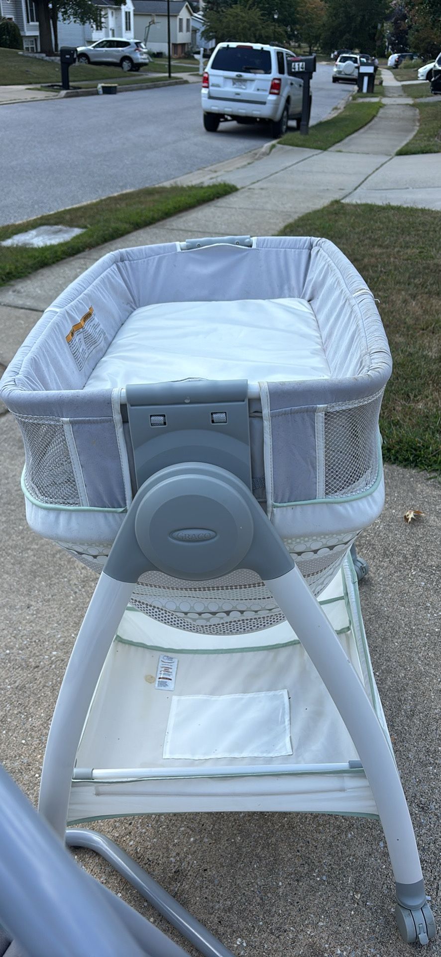 Graco Vibrating Bassinet & Changing Table