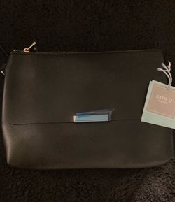 Purse with magnetic closing