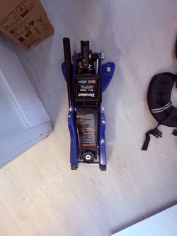 Low profile car jack hydraulic