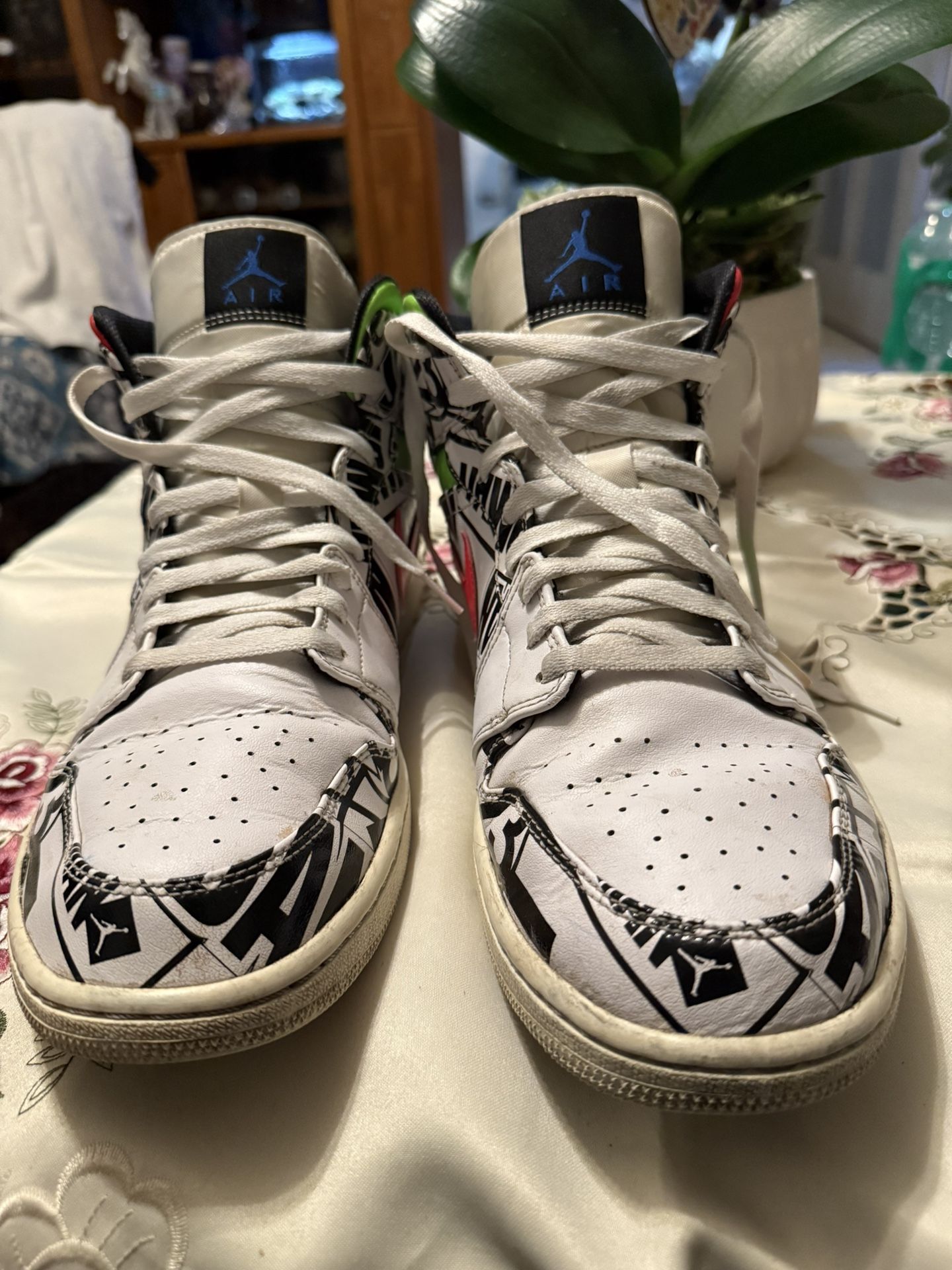 Air Jordan 1 Mid SE All Over Logos