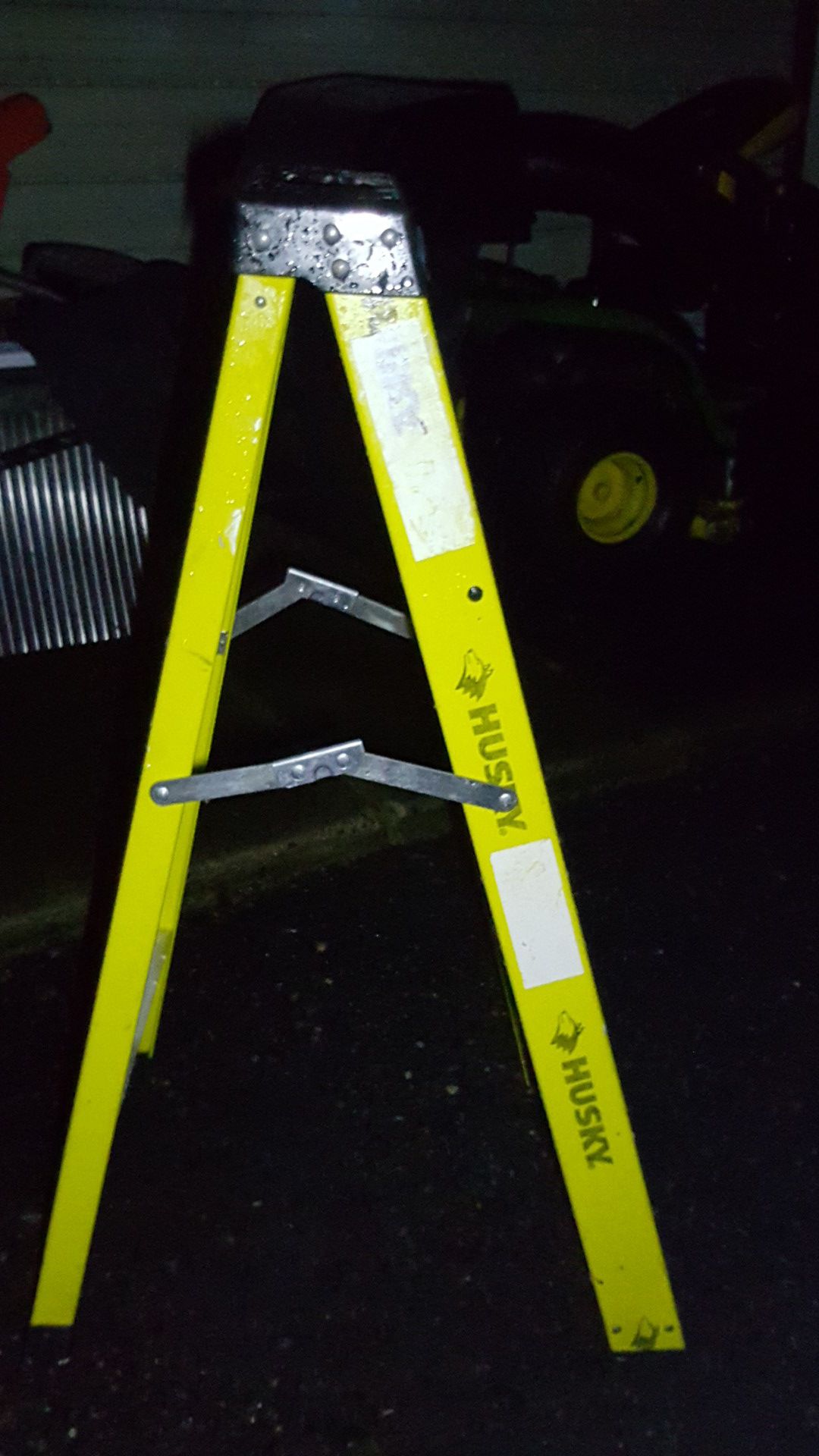 HUSKY fiberglass heavy duty work ladder, 4ft