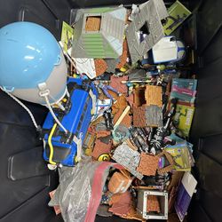 Fortnite Fort And Figures With A Battle Bus 