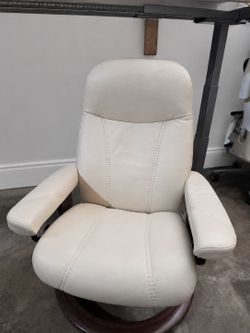 Ekornes Stressless small leather recliner