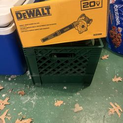Dealt 20 Volt Job site Blower W 2 Batteries And Charger 