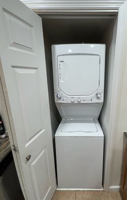 GE Unitized Spacemaker® 2.2 DOE cu. ft. Washer and 4.4 cu. ft. Electric Dryer