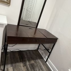 ✨ Flip-Top Vanity Desk w/ Built-In Outlets & Mirror – Like New!  ✨