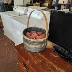 Apple Baskett In Good Condition 