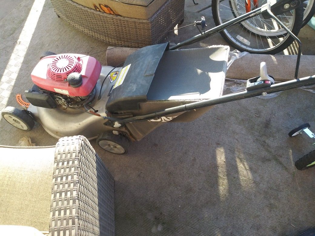 Honda mower with bag and blade control