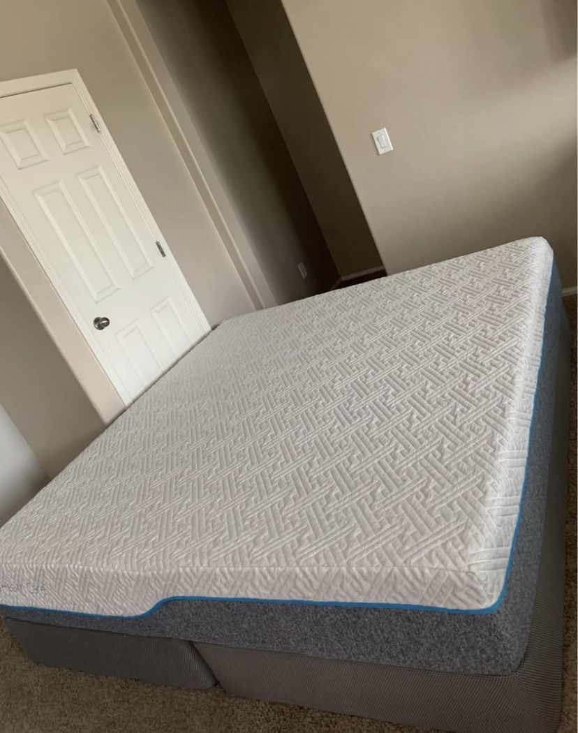 KING MEMORY FOAM MATTRESS AND FREE BOX SPRINGS