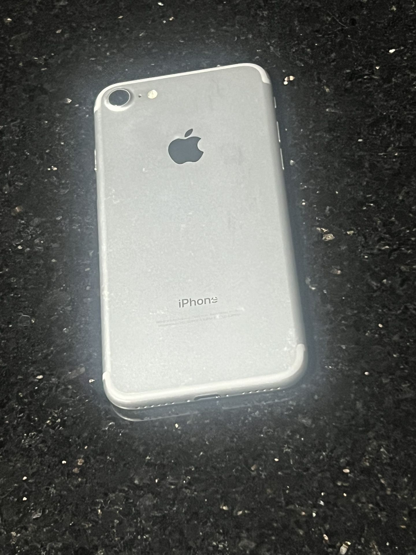 iPhone 7 32gb Silver Unlocked  iOS 15.8.2