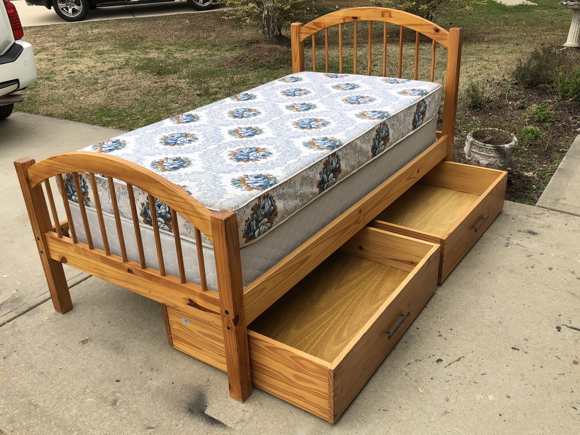 Twin Bed with Real Wood. Comes with frame, mattress, boxspring and 2 Large pullout Drawers. Excellent condition. Delivery available. Hablar espanol