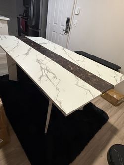 Like new Dining chic table