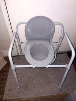 Drive Competitive Folding Commode item # 11148CE-4 *BRAND NEW/NEVER USED* Pick up only