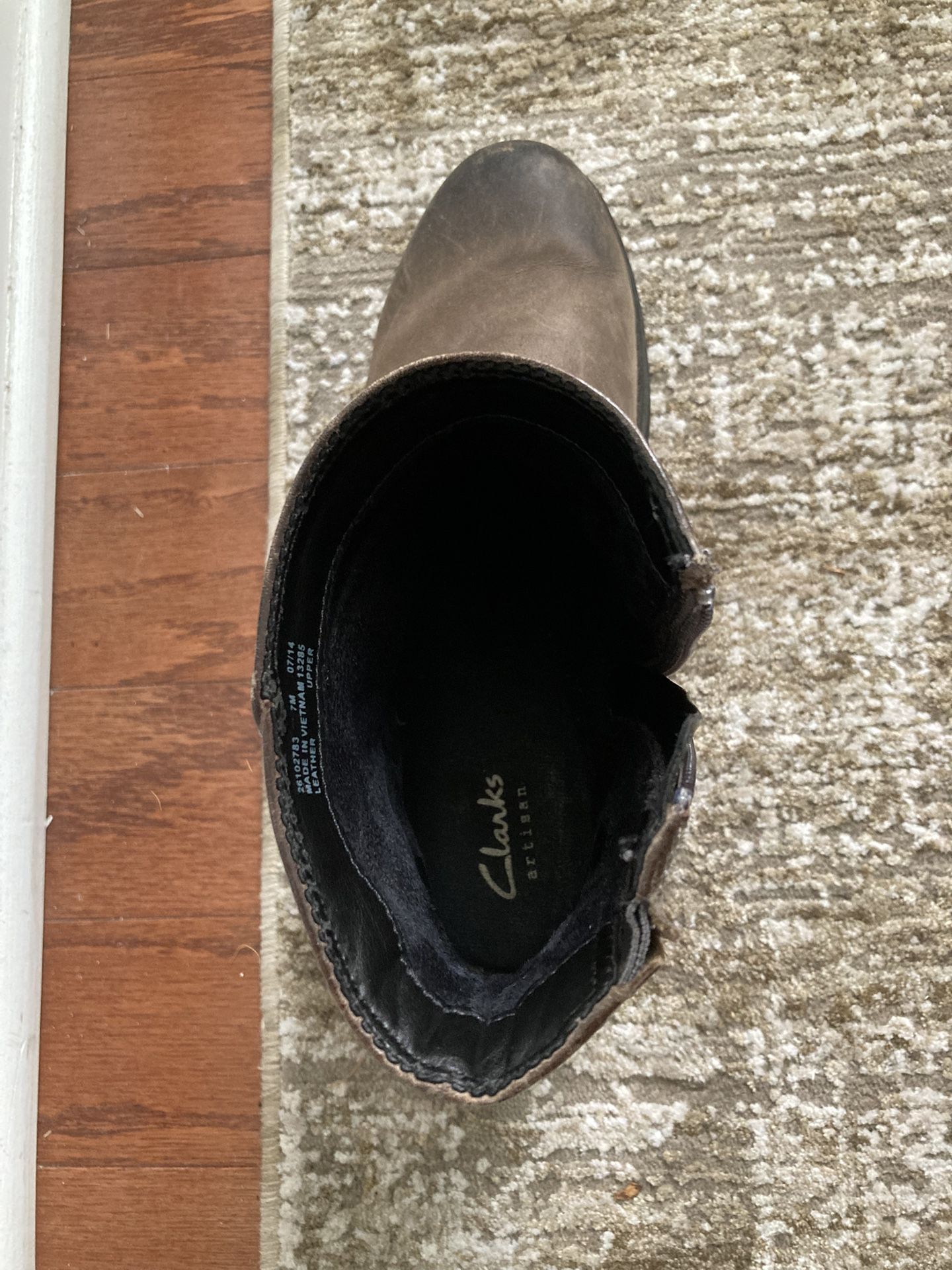 Rugged sexy Clark artisan leather ankle boots women’s size 7 with chunk rubber heel 