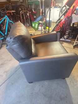 VERY NICE RECLINER FAUX LEATHER PUSH BACK! EXCELLENT CONDITION