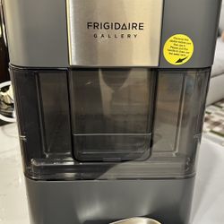 FrigidAire Ice Maker