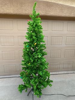 Gorgeous Christmas 🎄 7ft tall tree, some lights not lights up, have box, Sell as is, West 79912