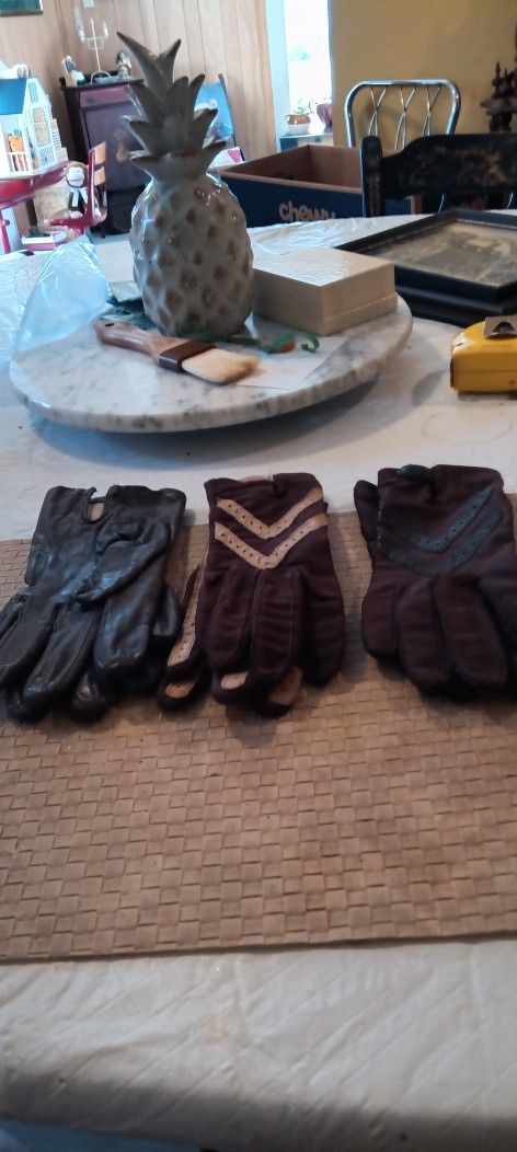 Three Pair Of Women's Unlined Isotoner Gloves