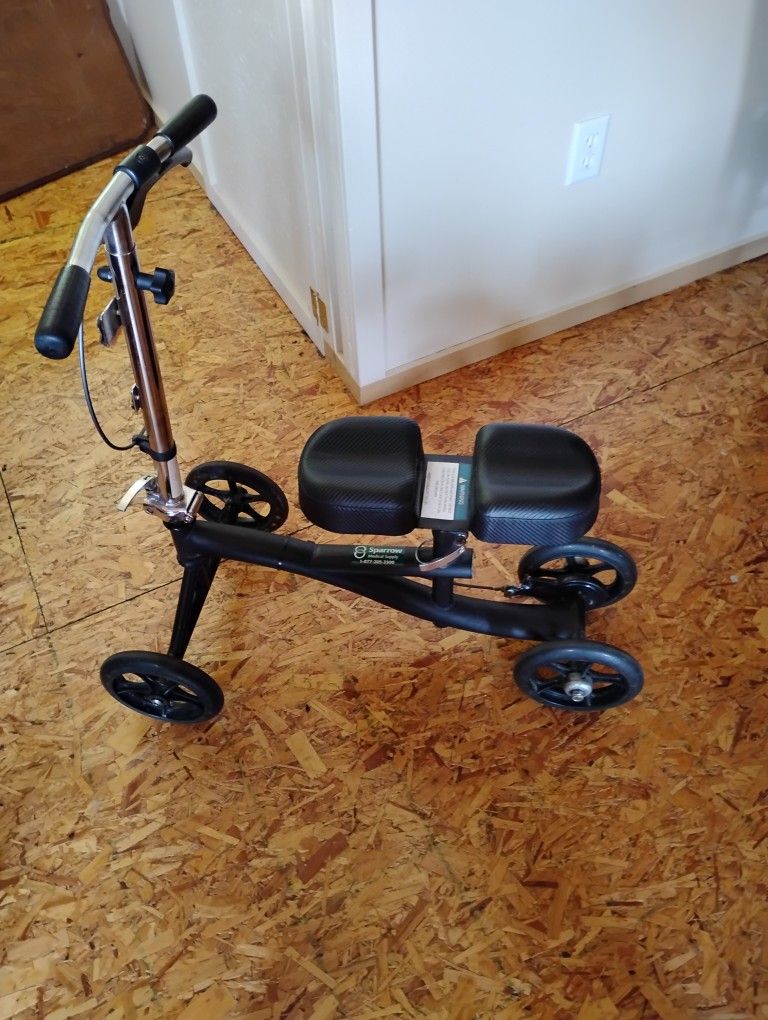 Knee Scooter Roll About