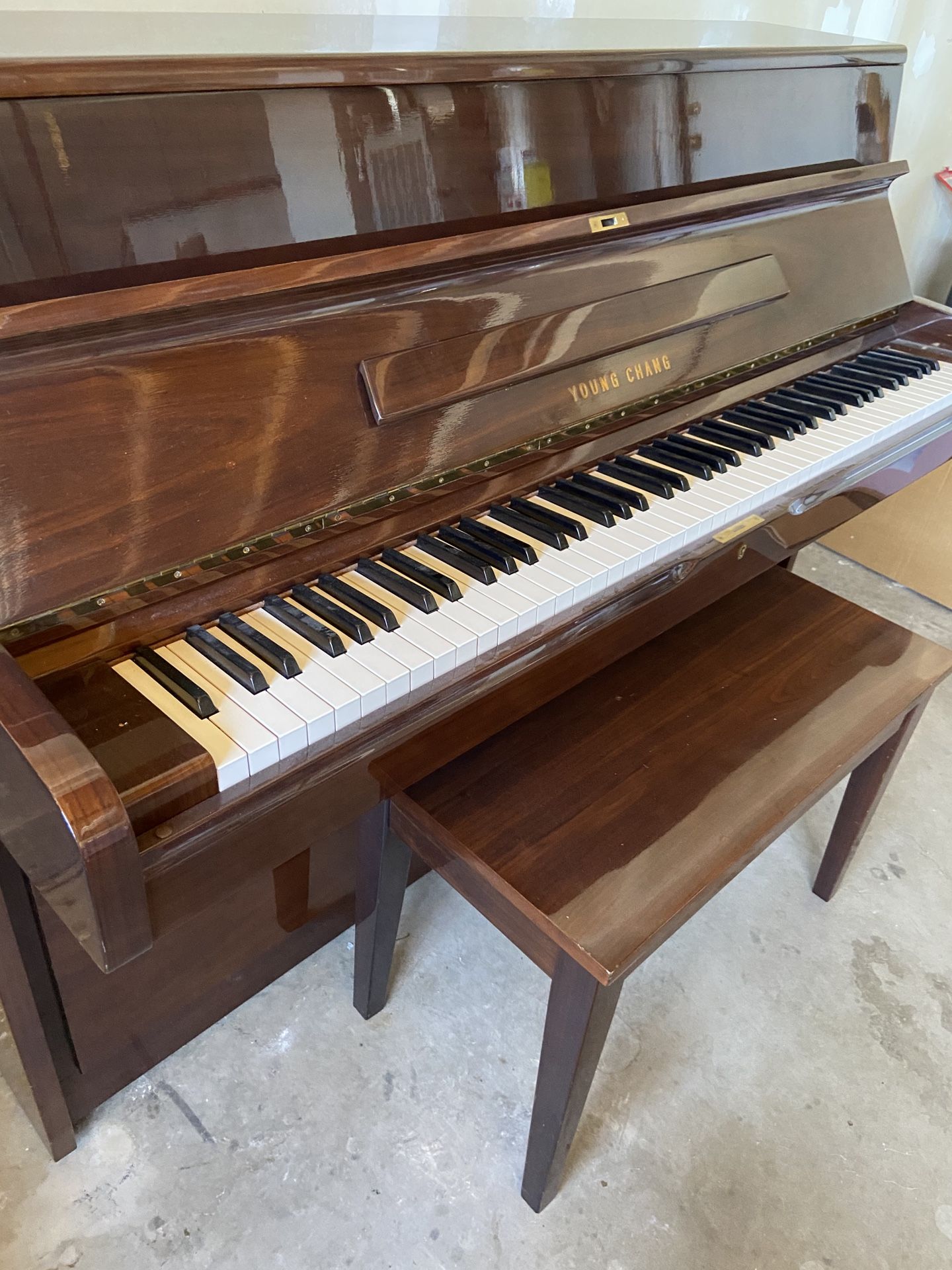 YOUNG CHANG UPRIGHT PIANO