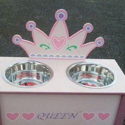 QUEEN PET FEEDER WITH STORAGE 