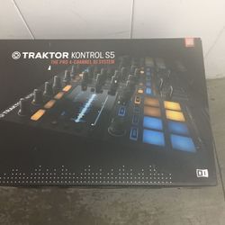 Native Instruments Tracktor S5 In Box