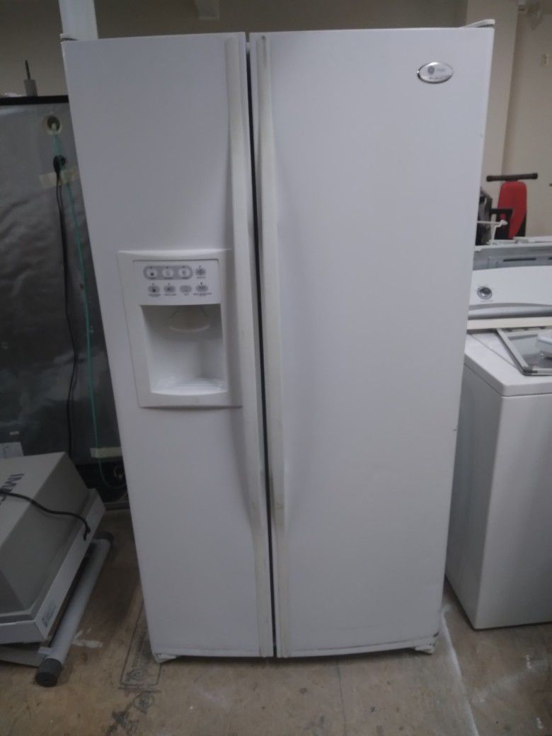 Refrigerator GE COOLS And Freezes Likd New Slightly Used  Double Door 