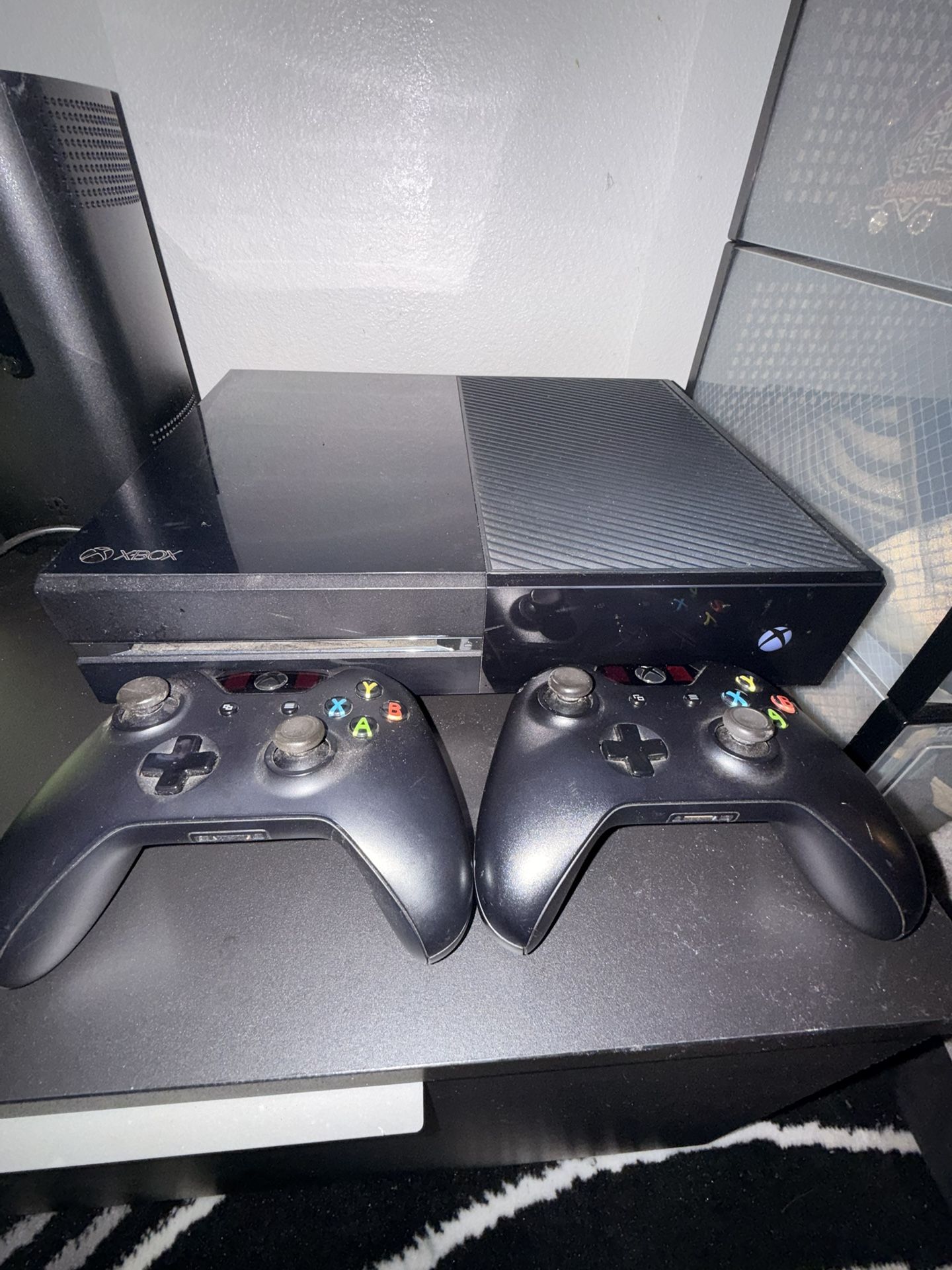 Xbox One + 2 Xbox Controllers 