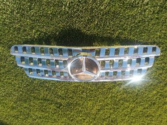   ML Class  Front Grille With 3D Emblem 
