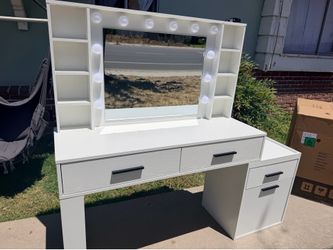 BRAND NEW VANITY. $275 ‼️NO HOLDS WITHOUT PAYMENT‼️ FIRST COME FIRST SERVE ‼️JUST ASSEMBLED