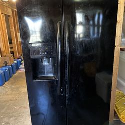 Frigidaire Gallery Side-by-Side Refrigerator – Works – Handle Broken