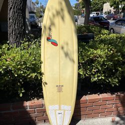 Stretch short surfboard ultra light ultra fast, 6.5’ long, 21” wide, 32L approximately