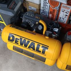 DEWALT CORDED AIR COMPRESSOR 4.5 GALLON 