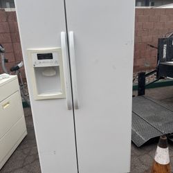 G.E SXS Refrigerator 22 cu.ft