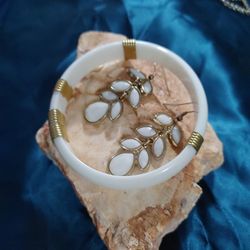 White Plastic and Goldtone Earrings with bracelet