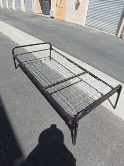 Vintage metal and spring bedframe - twin 75 x 38“
