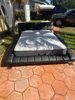 Cama Queen de cuero negro