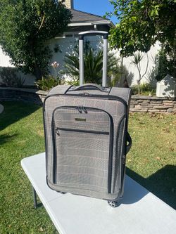 Like New Med 27x 17x 11 London Fog Lt Wt Luggage