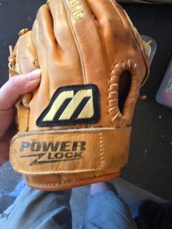 Hardball fast pitch 3 bats(one typhoon), 1 Mizuno glove,Rawlings bat,glove bag. Mizuno batting gloves.