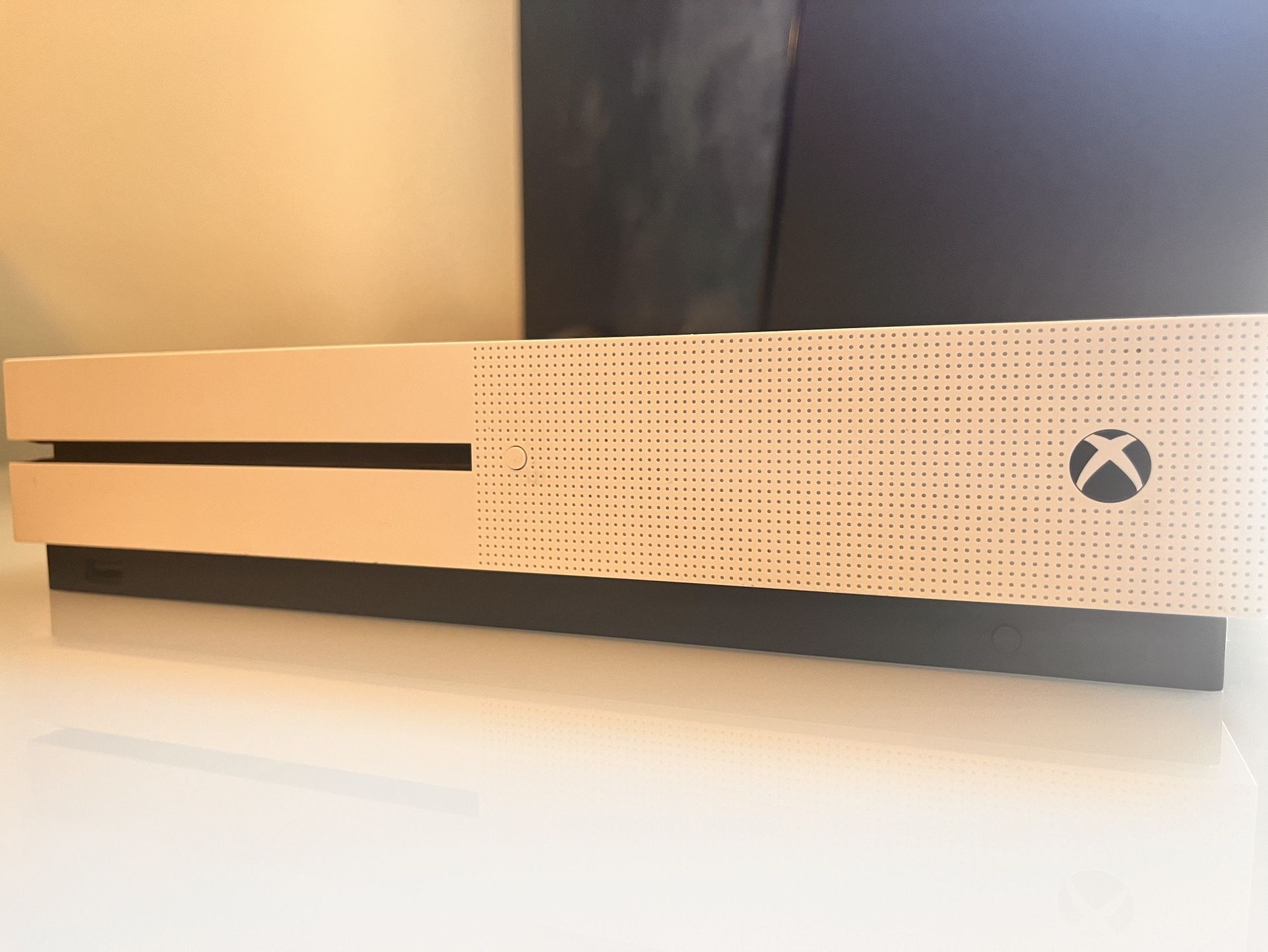 Xbox One 1 TB Storage + 2 Controllers