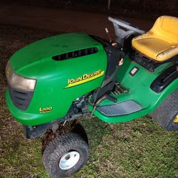 John Deere L100 Mowing Tractor