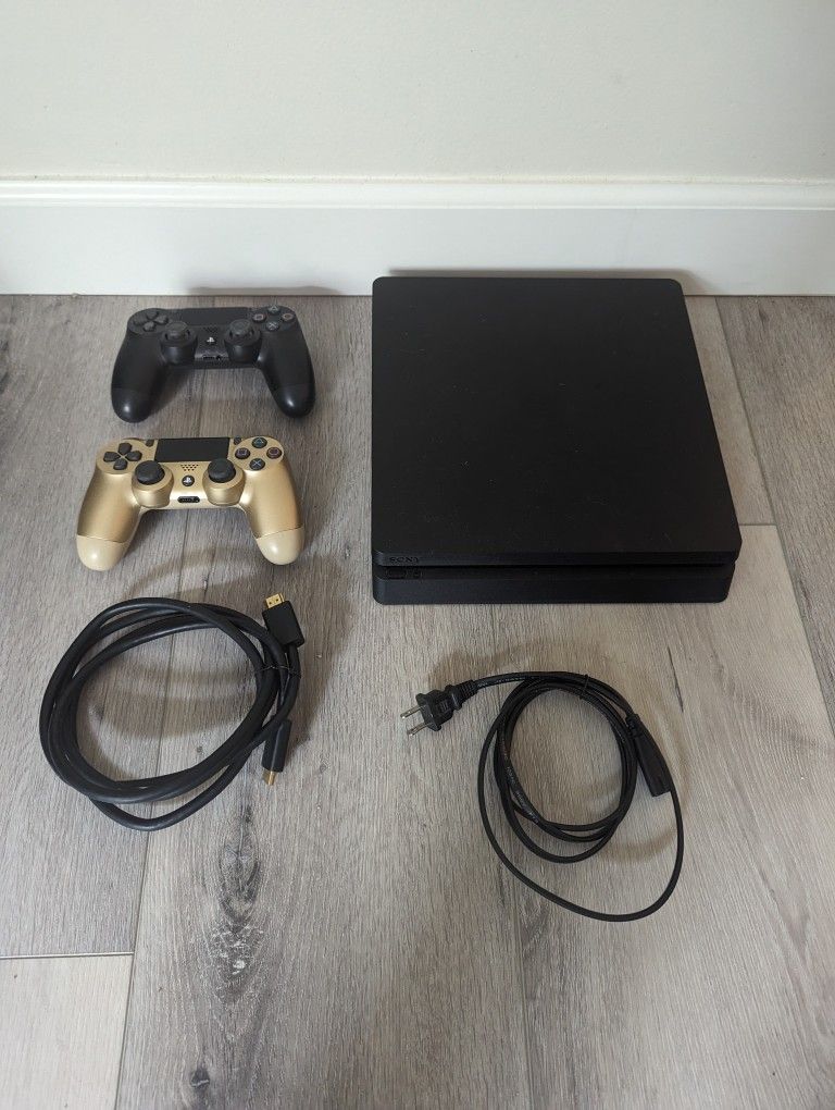 PS4 Slim + 2 Controllers