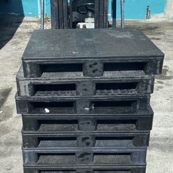 HEAVY DUTY PLASTIC PALLETS 37x32 $25 EACH 