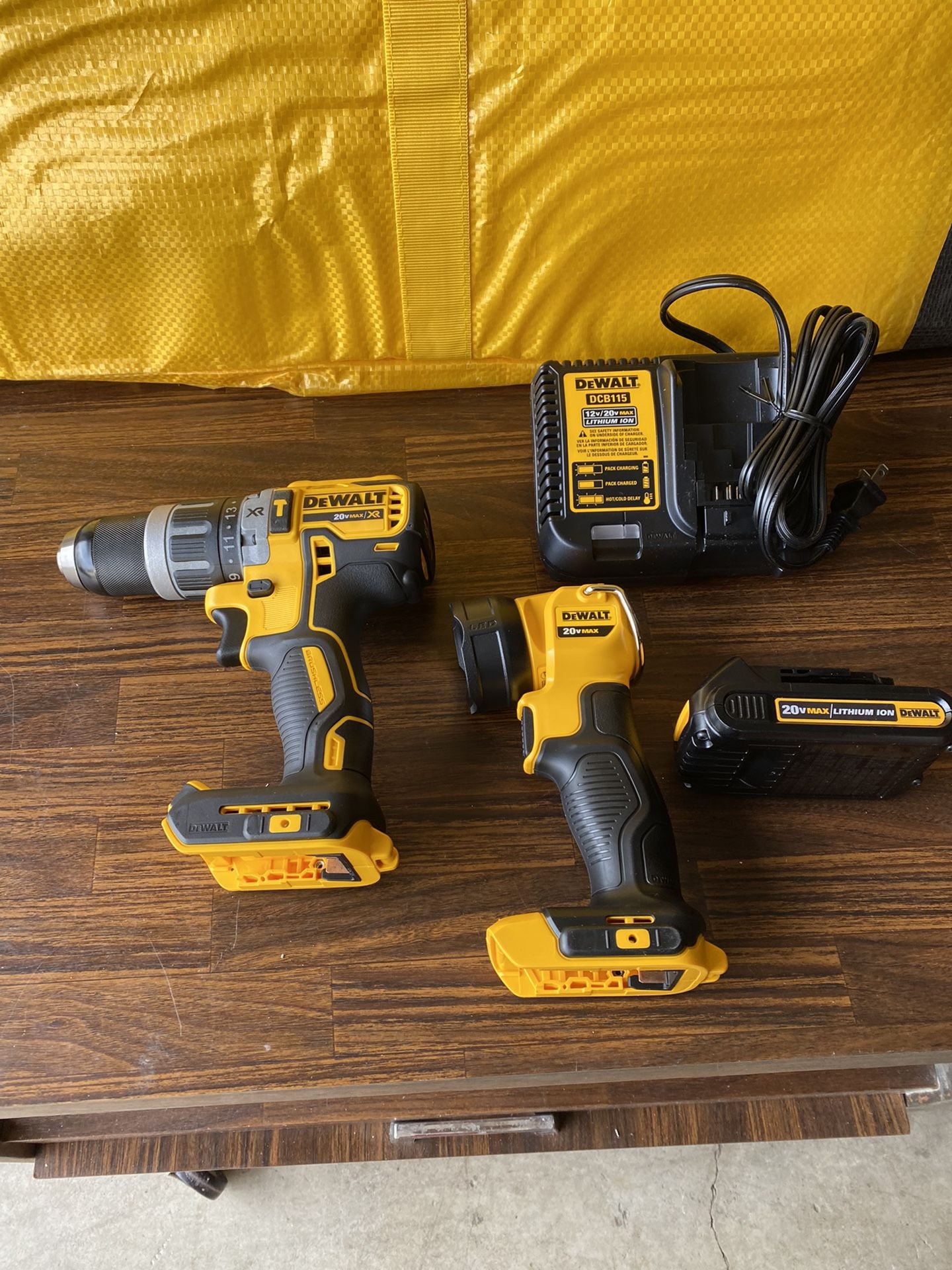 Dewalt 20 V hammer drill flashlight kit