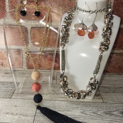  #1560 GORGEOUS  LOT  VINTAGE  COLLECTION , GREAT CONDITION. 
