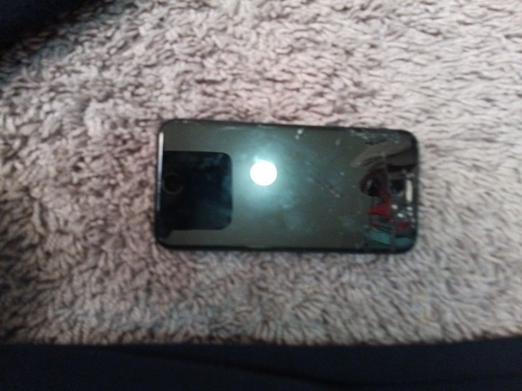 iPhone 7 UNLOCKED