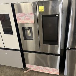 Minor dents shown on front- BRAND NEW Samsing Family Hub 📺 Refrigerator 